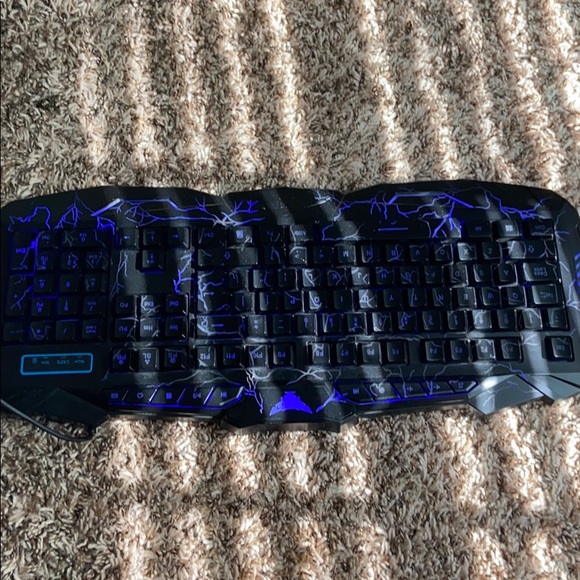A wired keyboard with led lights - Picture 2 of 5